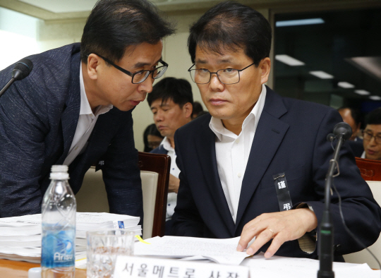 정수영 서울메트로 사장 직무대행이 3일 구의역 스크린도어 사고 관련 보고를 위한 서울시의회 교통위원회에 출석하여 관계자와 이야기를 하고 있다. 2016.6.3